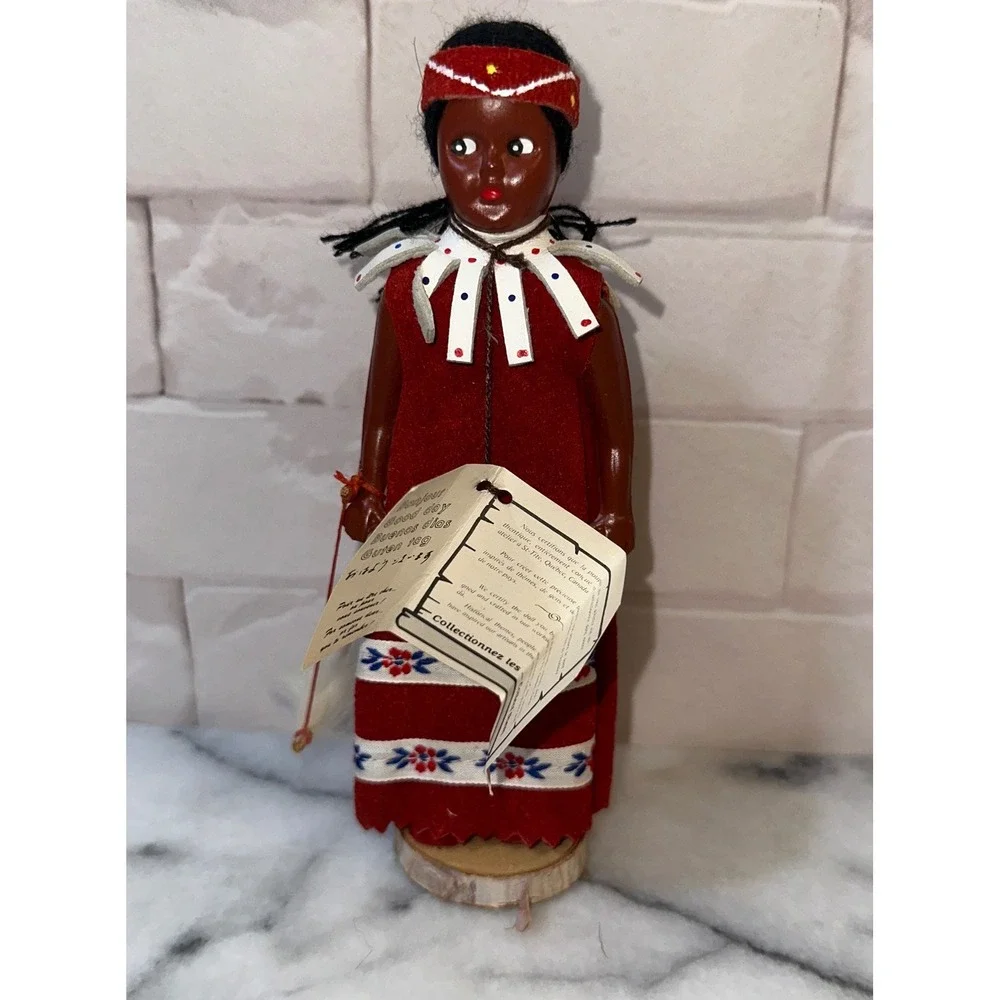 Indien Art Eskimo Inc Canada Souvenir Doll Style 601 Red Dress St-Tite Quebec